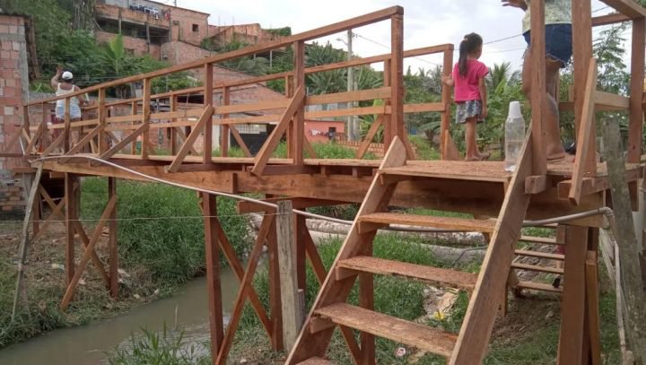 Prefeitura constrói ponte de madeira para levar acessibilidade a moradores no Colônia Terra Nova