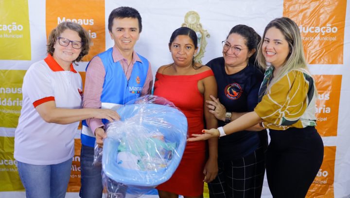 Prefeitura de Manaus entrega kits de enxoval para grávidas no bairro São José