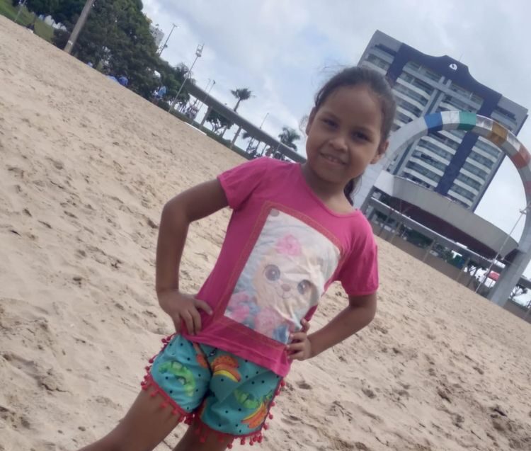 Pai procura filha que desapareceu durante passeio na orla da Ponta Negra
