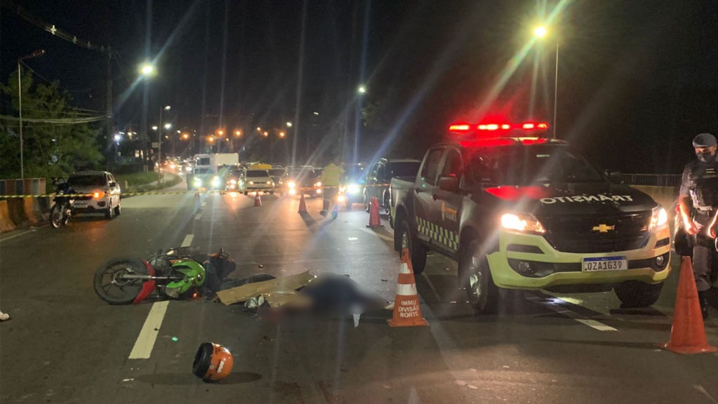 Pai e filha morrem esmagados por carreta após caírem de moto