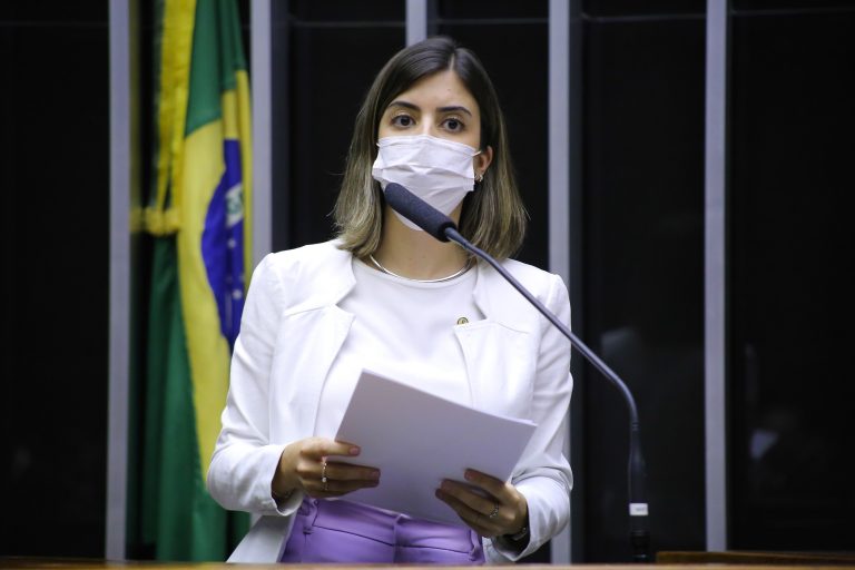 Comissão aprova direito de lactantes amamentarem durante provas de concurso público