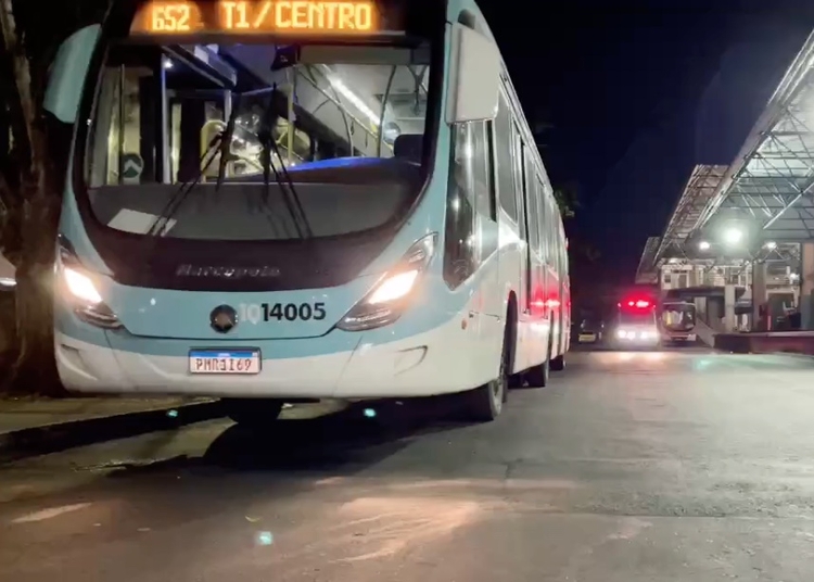 Criminosos fazem o terror durante assalto em ônibus da linha 652