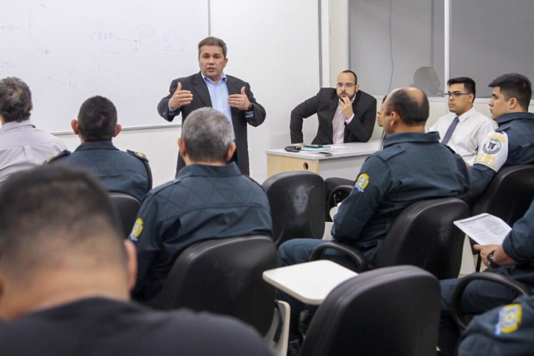 Responsabilidade e compromisso com o armamento são abordados com guardas municipais