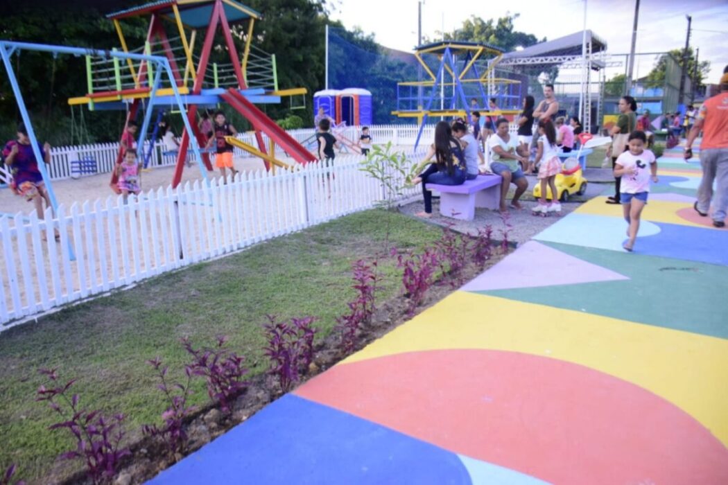 Prefeitura de Manaus entrega praça do conjunto Jardim Versalles