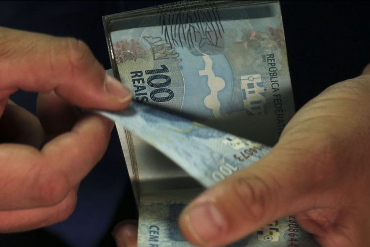 Publicada lei que fixa o salário mínimo deste ano em R$ 1.212