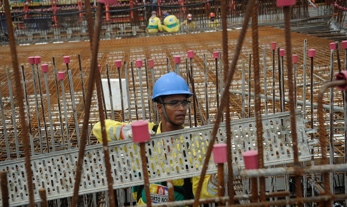 Setor da construção empregou 2 milhões de pessoas em 2020, diz IBGE