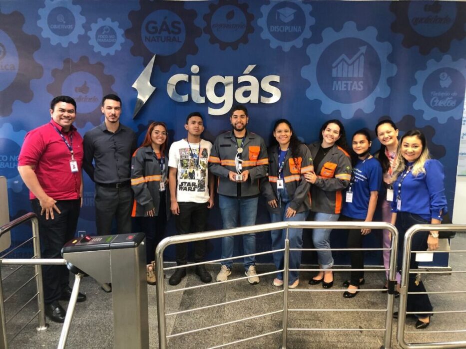 A Companhia de Gás do Amazonas (Cigás) conquistou o 1º lugar no 13º Prêmio Ciee – Melhores Programas de Estágio, na categoria Organização Privada e de Economia Mista – Outros Serviços. Atualmente, a Cigás conta com 12 estagiários, de ensinos Médio e Superior, por meio de parceria com o Centro de Integração Empresa-Escola (Ciee). O Prêmio Ciee – Melhores Programas de Estágio visa reconhecer todas as organizações públicas, privadas, de economia mista e entidades do Terceiro Setor que ajudam no desenvolvimento de jovens estudantes por meio do programa de estágio. No caso da categoria em que a Cigás foi premiada, a avaliação foi feita pelos próprios estagiários da concessionária, e previa análise de diversos atributos sobre as condições de realização do estágio. O evento anunciando as organizações vencedoras da 13ª edição do Prêmio Ciee teve como tema “2021, um ano de desafios e superação”. Foi conduzido pelo jornalista Carlos Nascimento e realizado de forma on-line. De acordo com o diretor administrativo-financeiro da Cigás, José Ricardo dos Santos Neto, a premiação é uma grande conquista, visto que a Companhia possui como um de seus pilares a valorização de colaboradores, que se estende aos estudantes acolhidos no Programa de Estágio, e considerando que foram os próprios estagiários que realizaram a avaliação. Ele destaca adicionalmente o fato de que a Cigás tem a preocupação de proporcionar aos seus estagiários um ambiente rico em aprendizado e também treinamentos para contribuir com o processo de formação. O troféu da premiação foi entregue presencialmente durante visita a sede da Companhia do gerente regional do Ciee na região Norte, Júlio César da Silva, que ressaltou a conquista. “Esse prêmio é fruto da visão dos estagiários em relação ao ambiente de trabalho e às práticas de integridade dentro da Companhia. Então, esse reconhecimento não é para nós, e sim para a Cigás, que ajuda no crescimento de seus colaboradores e estagiários”, frisou o gerente regional. Experiência dos estagiários Os resultados positivos do Programa de Estágio da Cigás são destacados pelos participantes. O estudante de Engenharia de Petróleo e Gás, João Pedro Porfírio, está há oito meses na Companhia como estagiário da Assessoria Técnica. Ele conta que o prêmio foi mais que merecido, uma vez que a Cigás é um ótimo lugar para estagiar. “Desde o início, a Cigás me proporcionou experiências de qualidade e oportunidades de crescimento. A colocação da Cigás em primeiro lugar no prêmio Ciee é merecida”, ressalta o estudante. Categorias do prêmio O Prêmio Ciee – Melhores Programas de Estágio abrangeu ainda as categorias: Organizações Públicas (Federais, Judiciário, Estaduais e Municipais), Entidades do Terceiro Setor e Organizações Privadas e de Economia Mista, subdividida em Agronegócio, Comércio, Indústria, Serviços Financeiros e Securitários e Outros Serviços. Concorreram à premiação organizações que possuem Programas de Estágio com 10 ou mais estagiários administrados em parceria com o Ciee. FOTO: Divulgação/Cigás