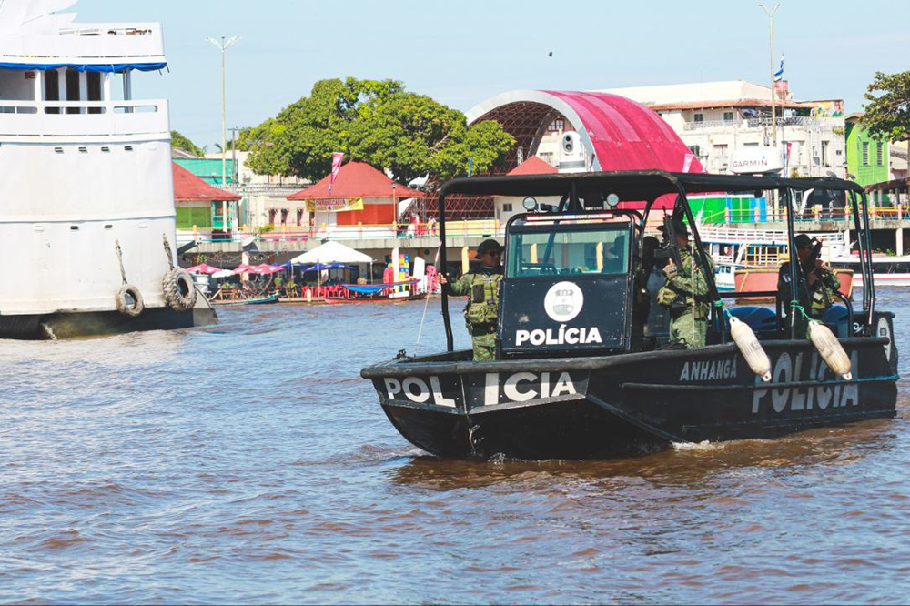 Com o objetivo de reforçar o policiamento no município de Parintins (a 369 quilômetros de Manaus) durante a semana do Festival Folclórico, cerca de 60 policiais que atuam na operação Hórus, coordenada pela Secretaria de Segurança Pública do Amazonas (SSP-AM), desembarcaram no município. Os policiais fazem parte do Comando de Policiamento Especializado (CPE). O secretário de Segurança Pública, general Carlos Alberto Mansur, ressaltou a importância do reforço policial. “A operação Hórus, atua na calha do rio Solimões, do rio Negro, nas fronteiras e divisas. E a operação Parintins tem o objetivo de fiscalizar e, principalmente, combater o tráfico de entorpecentes e armas de fogo”, disse o secretário. Patrulhamento fluvial Também com um importante papel no patrulhamento fluvial, a Base Tiradentes é outra aliada da operação. O comandante da Base, capitão José Inácio, explicou que além do policiamento ostensivo, os policiais fiscalizam as embarcações e realizam orientação. “A Base Tiradentes e a operação Hórus, vieram integrar a operação Parintins. Vamos atuar em toda orla do município, na fiscalização fluvial, orientações aos ribeirinhos que não têm o costume de usar o colete, e também estamos recebendo denúncias por meio do 181 o disque-denúncia da SSP, para combater os crimes de tráfico e outros”, explicou.