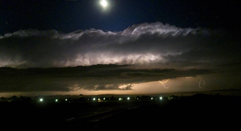 Tempestades na França matam uma pessoa, deixam 15 feridos e cerca de 15 mil casas sem luz