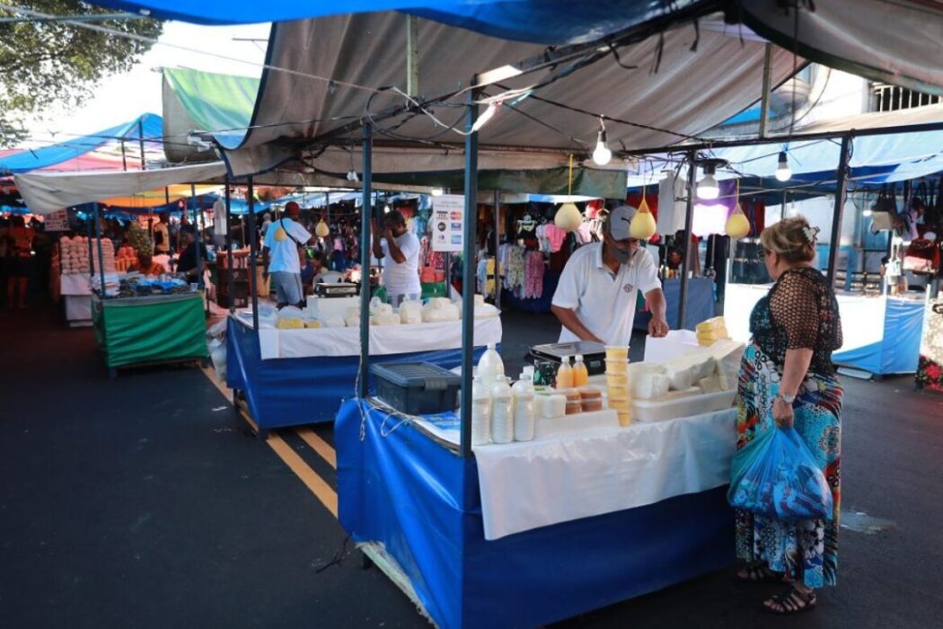 Feirantes estimam aumento de clientes e vendas com reformas de feiras itinerantes de Manaus