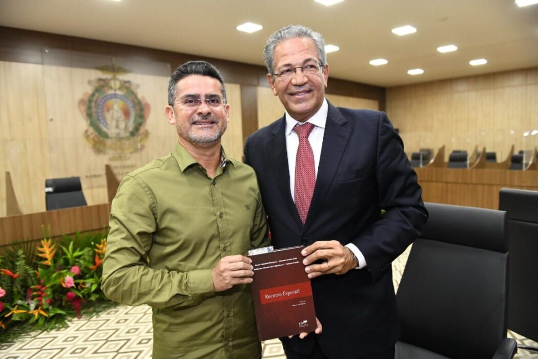 Prefeito Davi Almeida prestigia lançamento de livro de ministro do STJ em Manaus