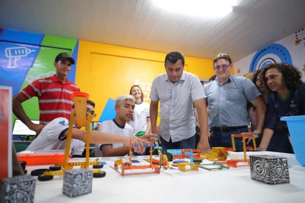 Wilson Lima entrega laboratórios de robótica em escolas estaduais de Apuí e Humaitá