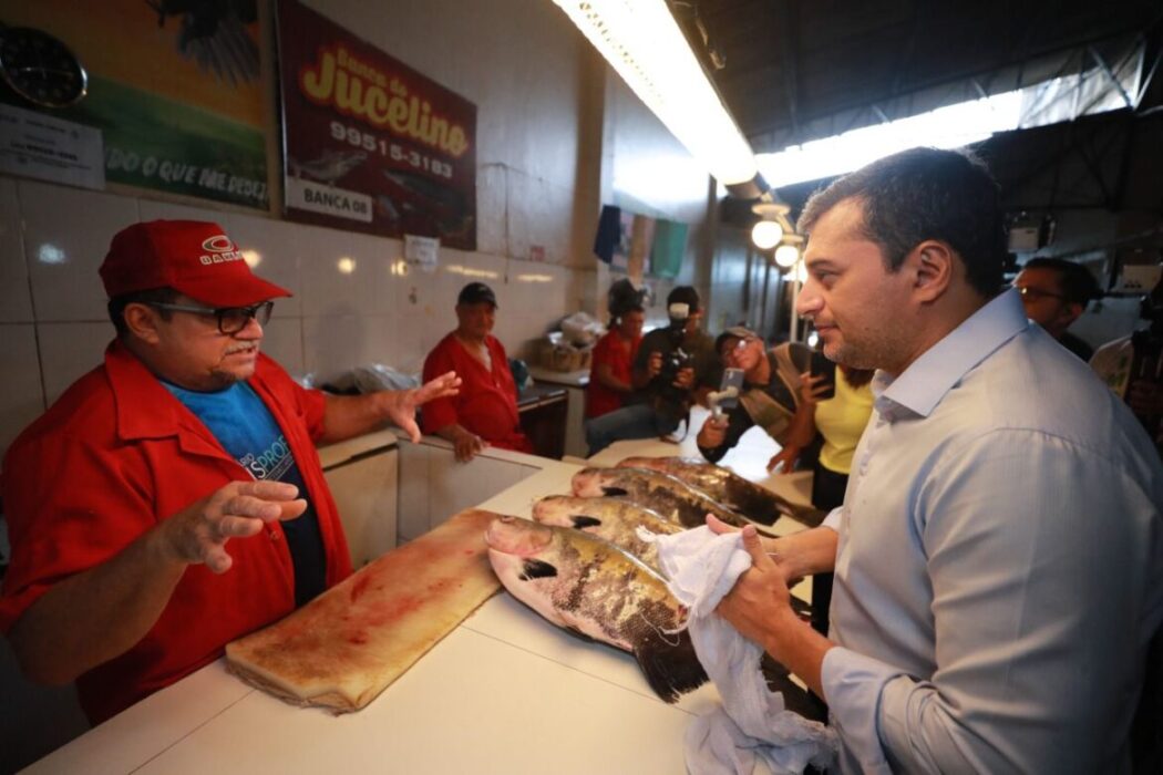 Wilson Lima e David Almeida assinam ordem de serviço para reforma da feira do Alvorada 2
