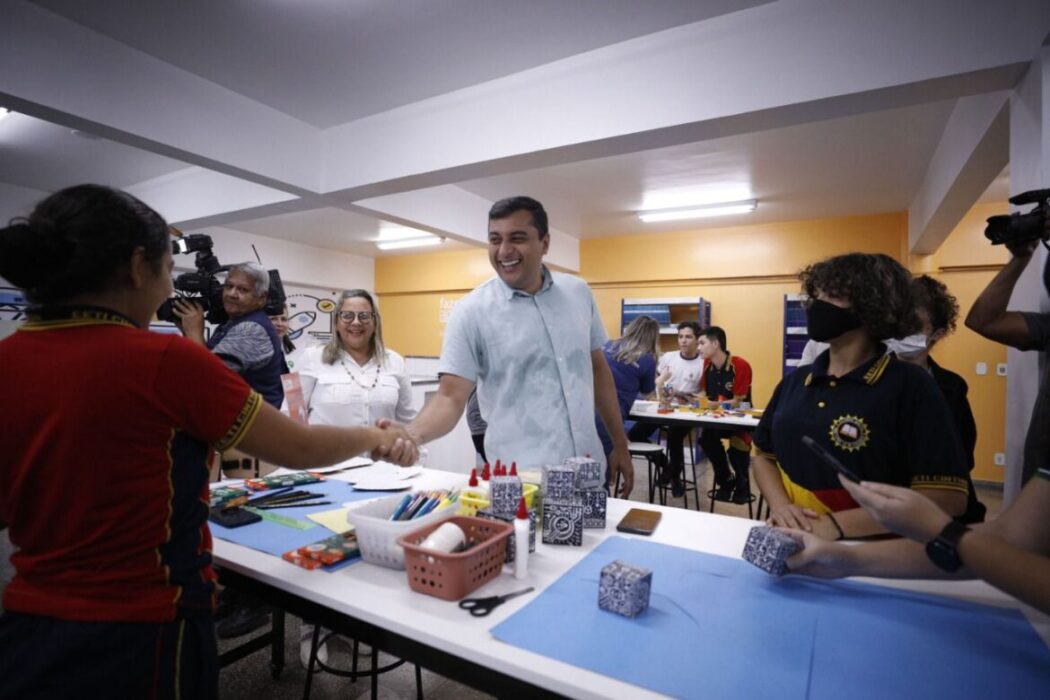 Em Manaus, Wilson Lima entrega laboratório de robótica para escola estadual da zona leste