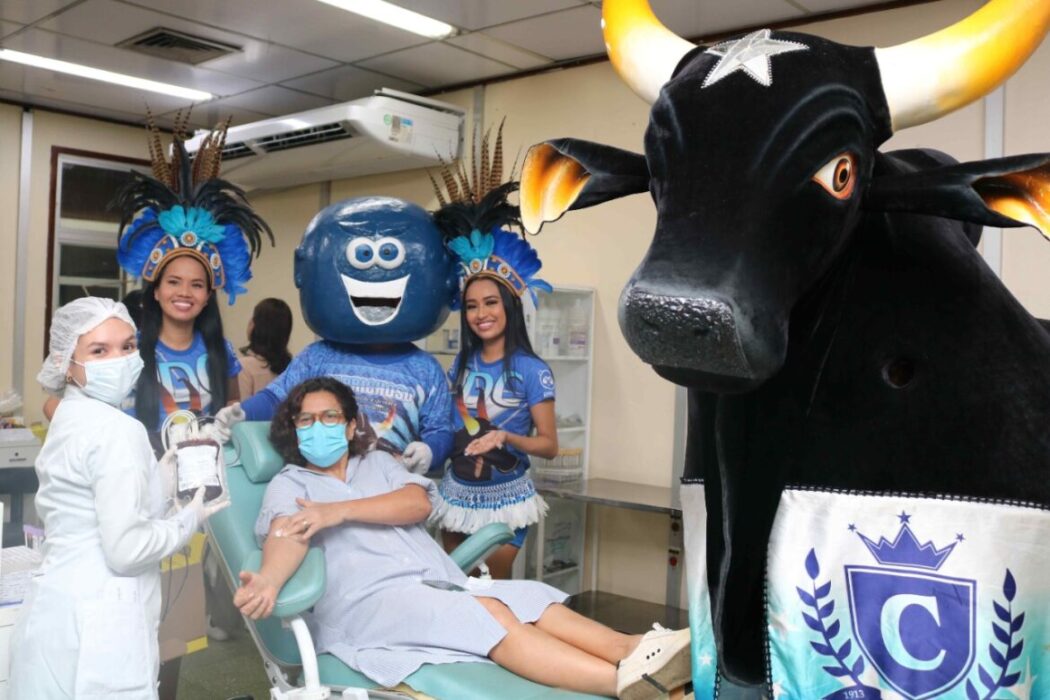 Caprichoso faz pocket show para homenagear doadores de sangue