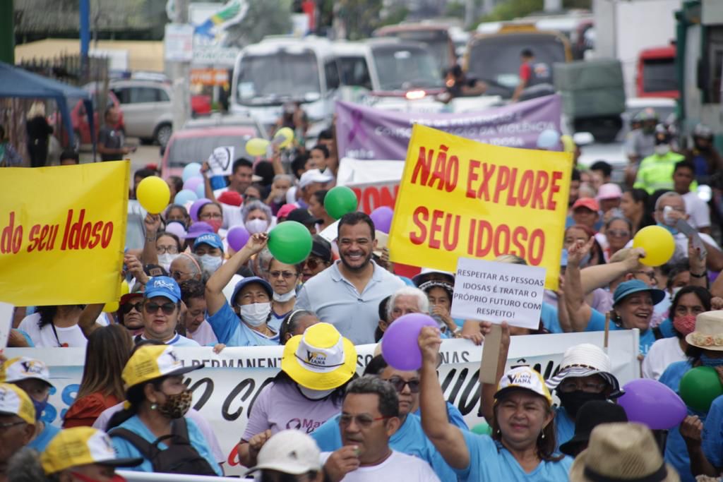 Com um abraço na Bola do Produtor, idosos pedem fim da violência contra a 3ª Idade