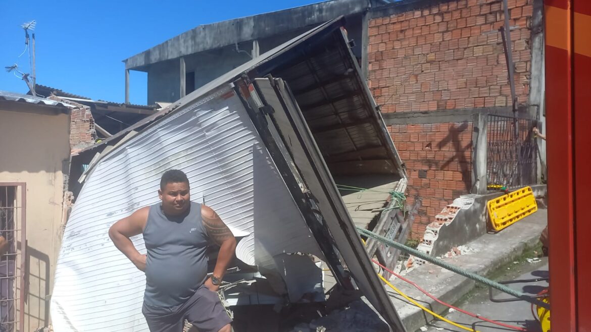 O motorista do caminhão tipo baú ficou preso às ferragens, mas foi retirado pelo Corpo de Bombeiros Militar do Amazonas (CBMAM) e encaminhado para uma unidade hospitalar. Outros dois ajudantes pularam do caminhão na hora do acidente. Segundo os bombeiros, a vítima estava consciente. A frente da casa atingida ficou destruída e as pessoas que estavam na residência não ficaram feridas. Fonte: D24am. Leia mais em https://d24am.com/amazonas/caminhao-invade-casa-e-motorista-fica-preso-as-ferragens-no-braga-mendes/