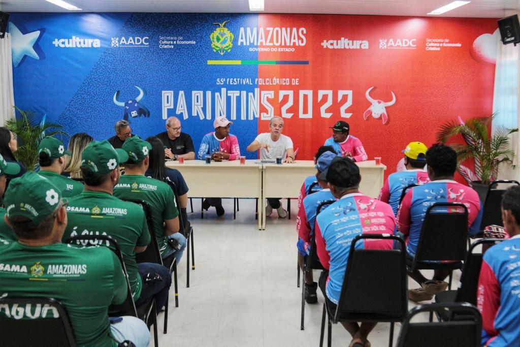 Cosama e tricicleiros de Parintins fecham parceria para distribuição de água potável no período do Festival Folclórico