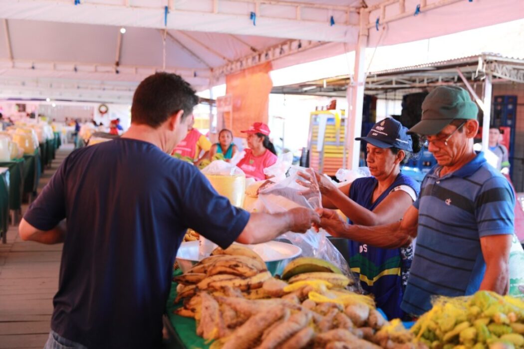 Em Parintins, 70 feirantes da Feira de Produtos Regionais da ADS recebem melhorias do Governo do Amazonas