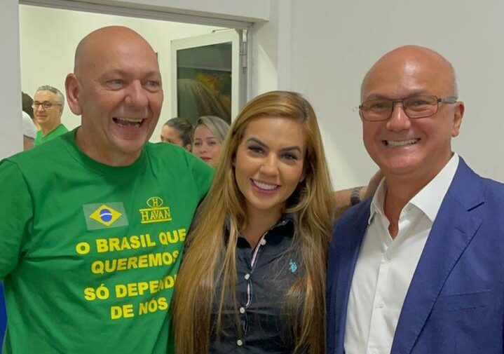 Em Manaus, Luciano Hang fala com Bolsonaro do celular de Menezes