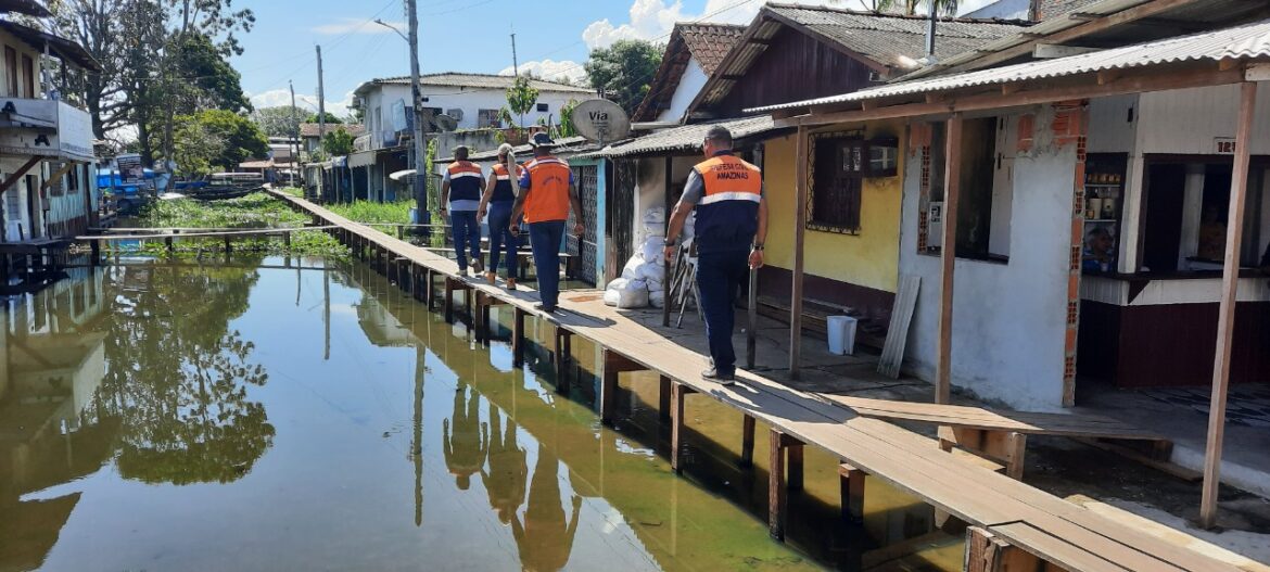 Agentes da Defesa Civil atuam na prevenção realizando vistoria em Parintins