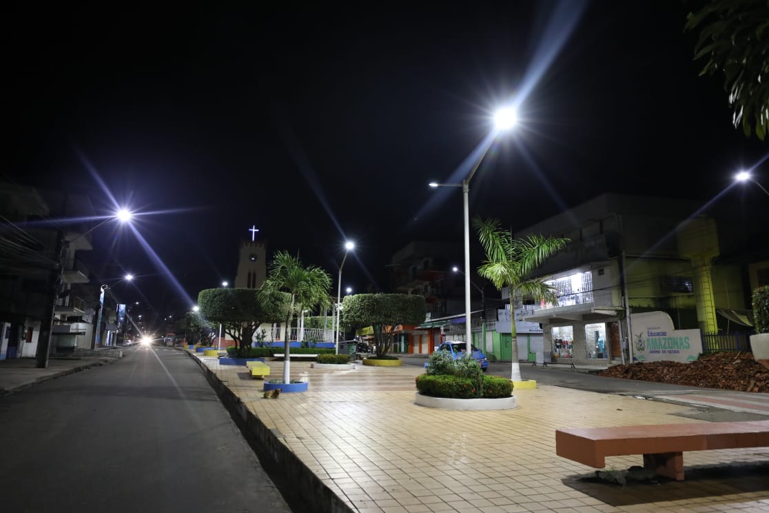 Em Tefé, governador Wilson Lima entrega ruas 100% iluminadas com LED e anuncia pavimentação do Abial