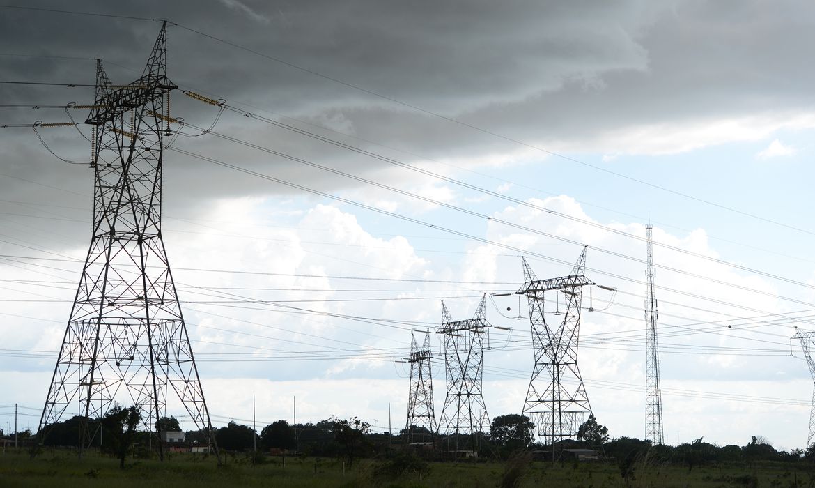 Aneel diz que 16 torres de energia foram danificadas em cinco dias