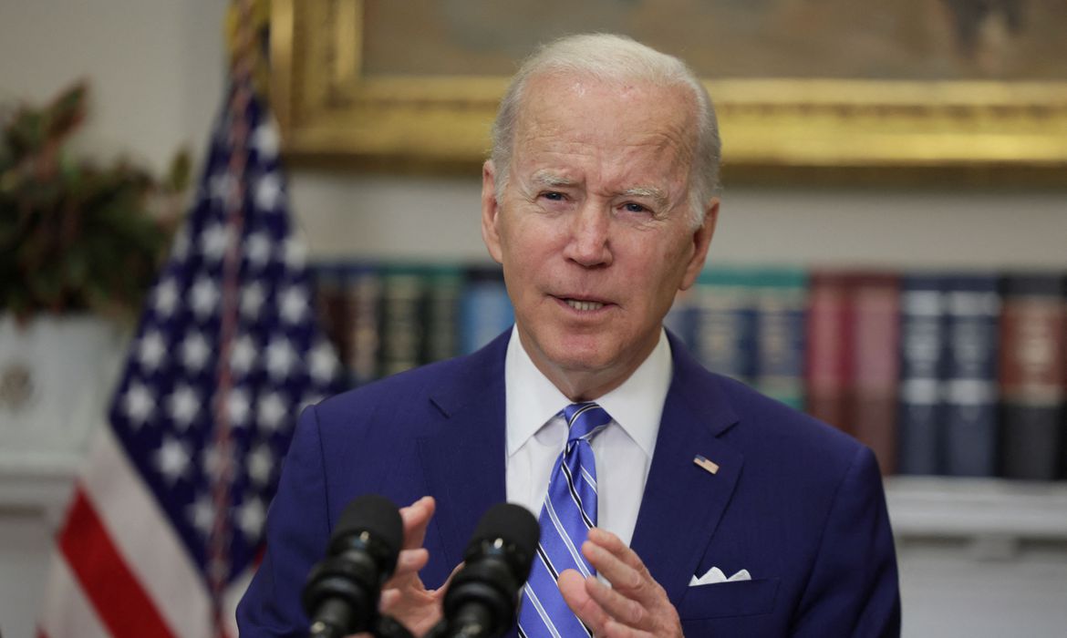 Biden sanciona lei que limita acesso a armas nos EUA