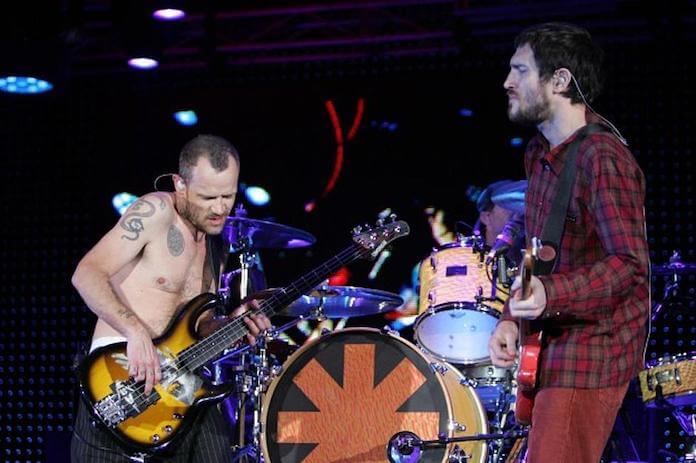 “Belo, mágico, transcendental”: Flea elogia John Frusciante após show