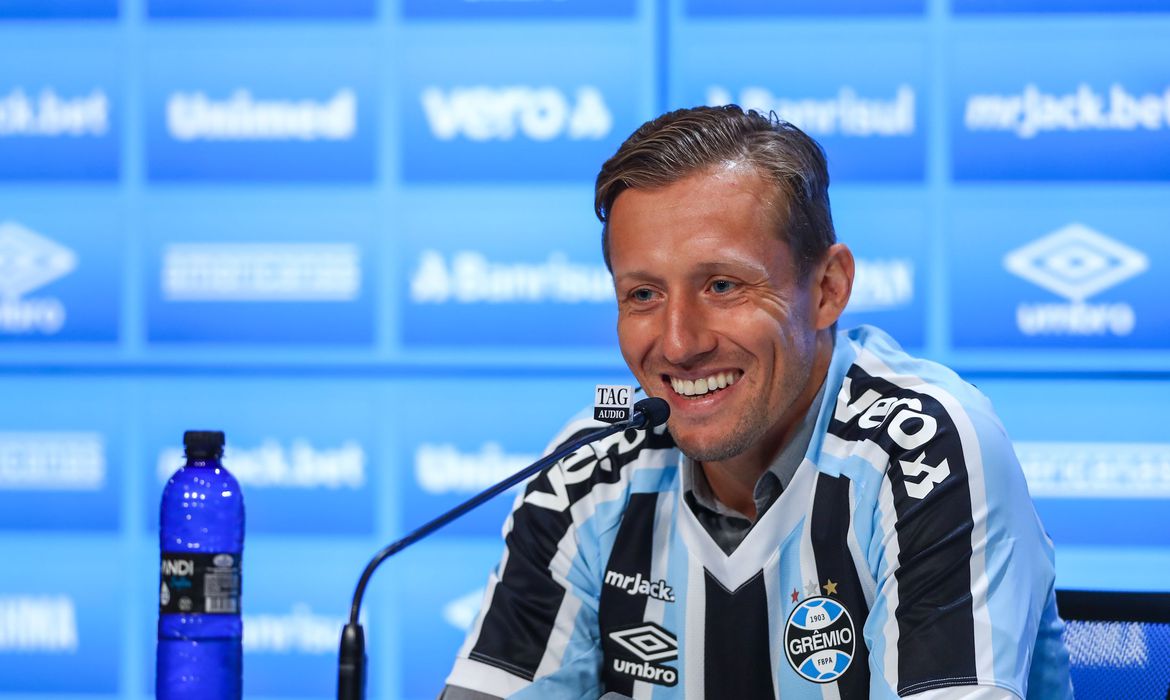 Após 15 anos, Lucas Leiva é anunciado e está de volta ao Grêmio