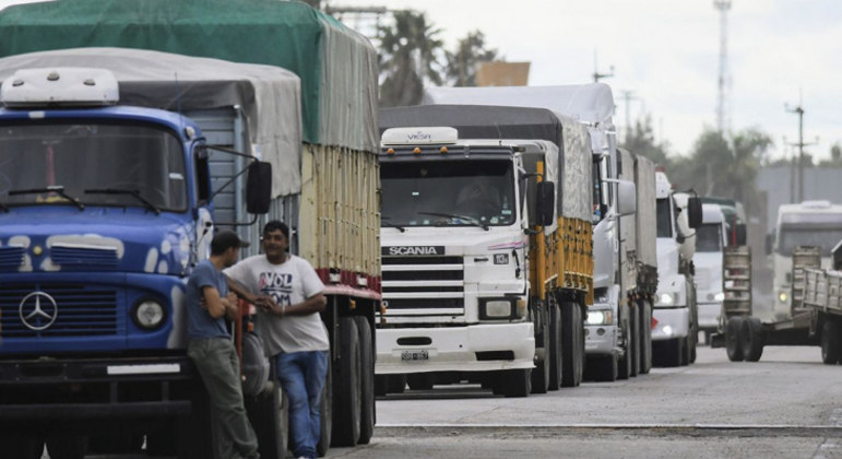 Caminhoneiros do interior da Argentina fazem greve contra aumento do diesel