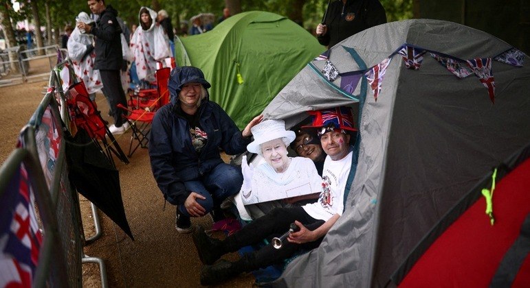 Fãs acampam em Londres para ver de perto celebrações do Jubileu de Platina da rainha Elizabeth 2ª