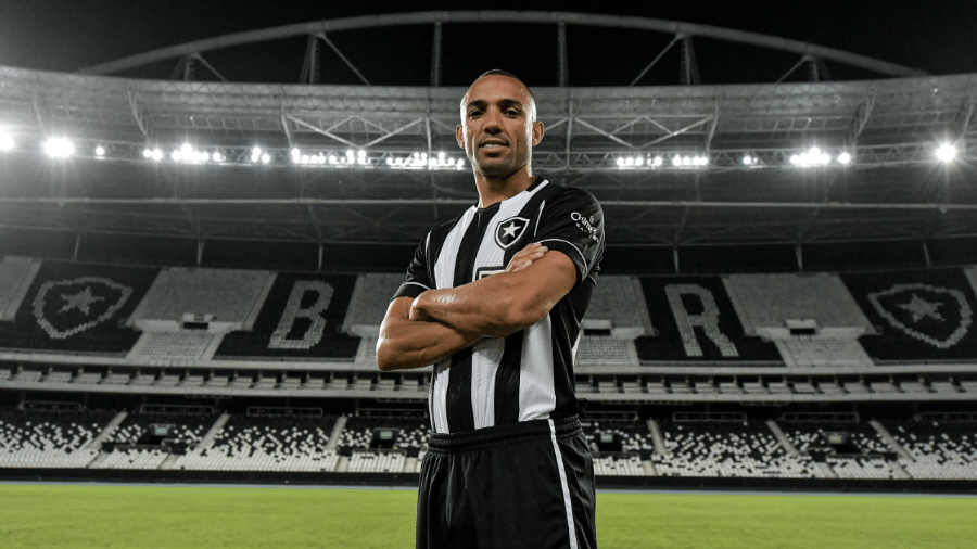 Botafogo anuncia contratação de lateral-esquerdo Marçal