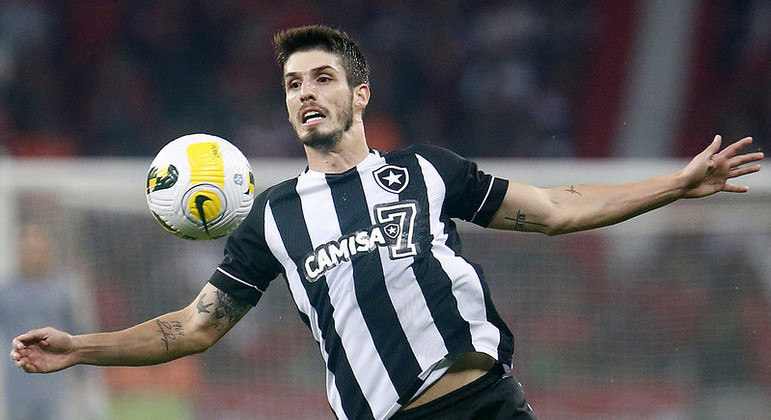 Lucas Piazon vira a chave e vive momento especial no Botafogo