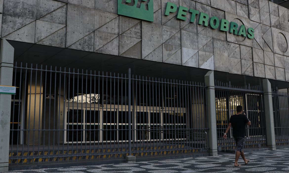 Petrobras reinicia processo de venda de três refinarias