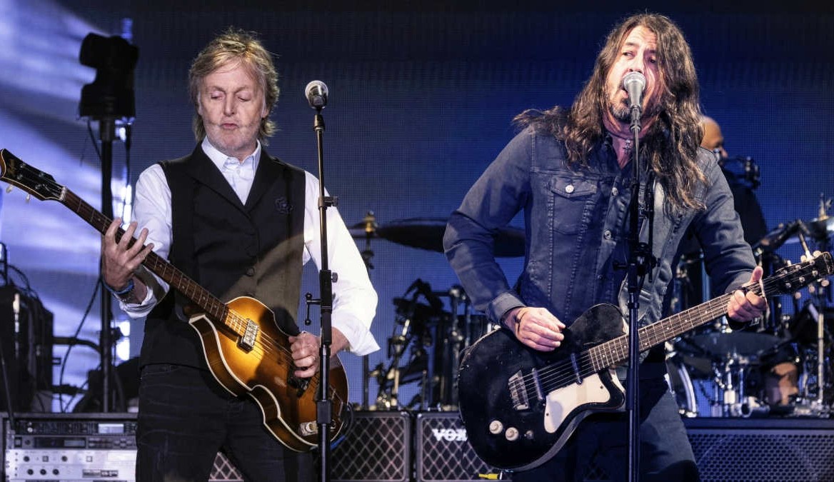 Dave Grohl se junta a Paul McCartney e toca em 1° show após morte de Taylor Hawkins