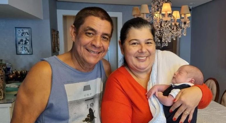 Zeca Pagodinho posa com a esposa e baba pelo neto: 'Tanta fofura'