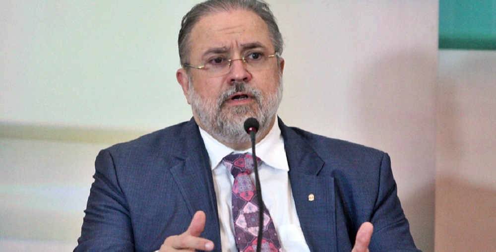 Procuradores reagem a Bolsonaro e cobram Aras para abertura de investigação