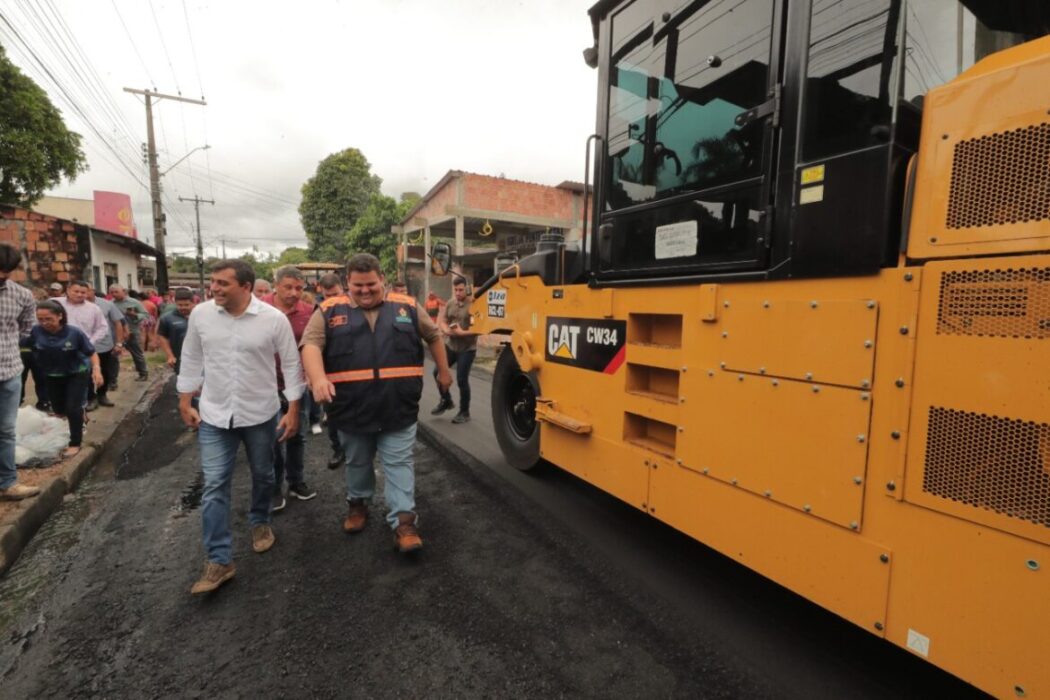 Wilson Lima vistoria obras do Asfalta Manaus, que chegaram às ruas de mais dois bairros, nesta sexta (8)