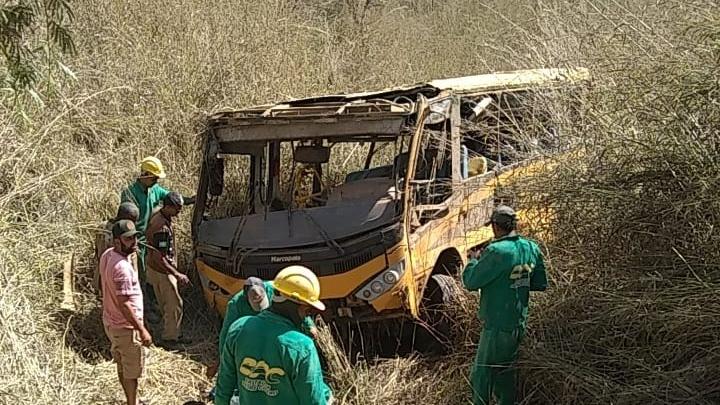 Ônibus escolar com time de futebol amador tomba e três pessoas morrem no Interior do Ceará