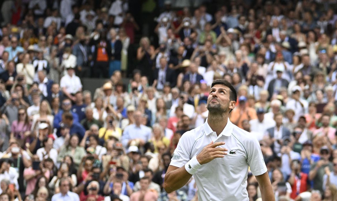 Djokovic vence Sinner de virada e avança às semifinais de Wimbledon