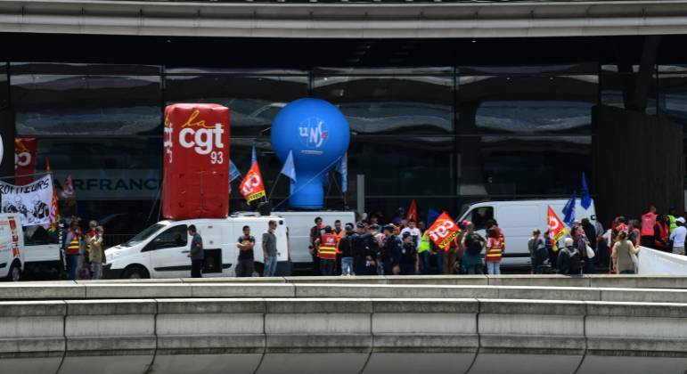 Dezenas de voos são cancelados em aeroportos de Paris e Madri