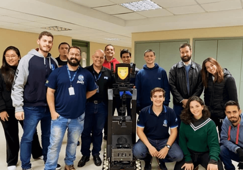 Alunos brasileiros criam robô-cuidador doméstico e vencem mundial de robótica