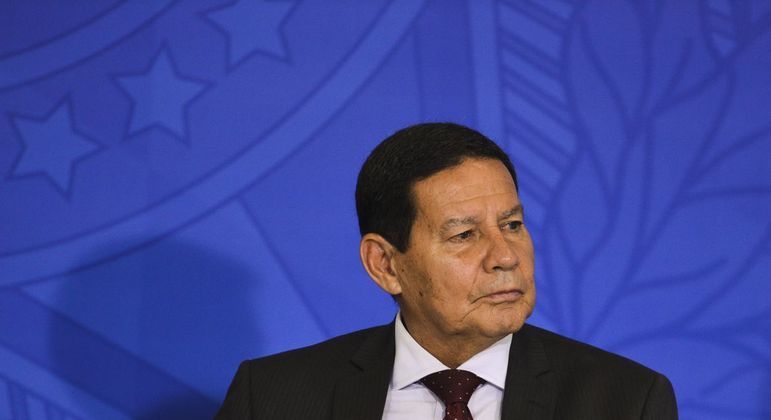 É lamentável, mas não é preocupante, diz Mourão sobre assassinato de guarda petista