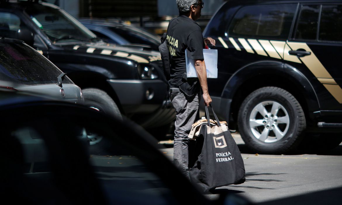 Polícia Federal combate no Paraná contrabandistas de cigarros