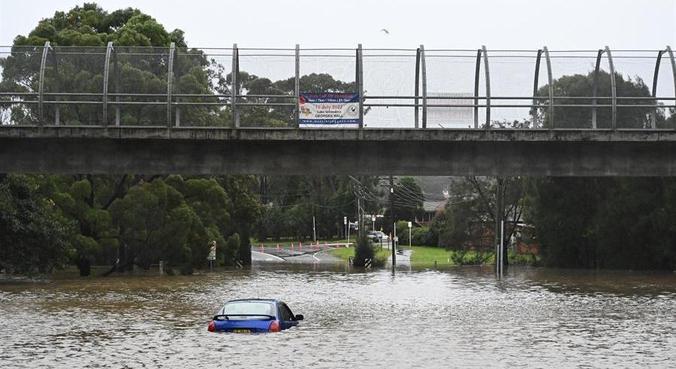 Milhares de pessoas são evacuadas por inundação que ameaça Sydney