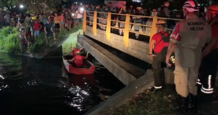 Manaus – O corpo de um menino de 6 anos identificado apenas como “Pablo”, foi encontrado na noite desta sexta-feira (1º), após a criança ter caído em igarapé, localizado no bairro Japiim, zona Sul de Manaus. Equipes do Pelotão Fluvial do Corpo de Bombeiros Militar do Amazonas (CBMAM), encontraram o corpo de baixo de uma ponte já sem vida. Conforme informações preliminares, a criança brincava no local, quando acidentalmente teria caído nas águas do igarapé do 40. Familiares estão no local desesperados e a mãe do menino teve que ser atendida por uma equipe médica do Serviço de Atendimento Móvel de Urgência (Samu), devido ter passado mal com o ocorrido.