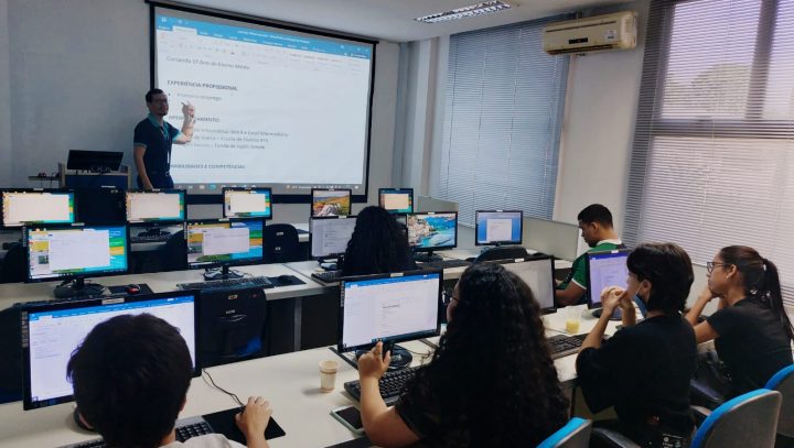 Prefeitura reativa laboratório de informática na Manaus Previdência e oferece curso de inclusão digital para aposentados e pensionistas