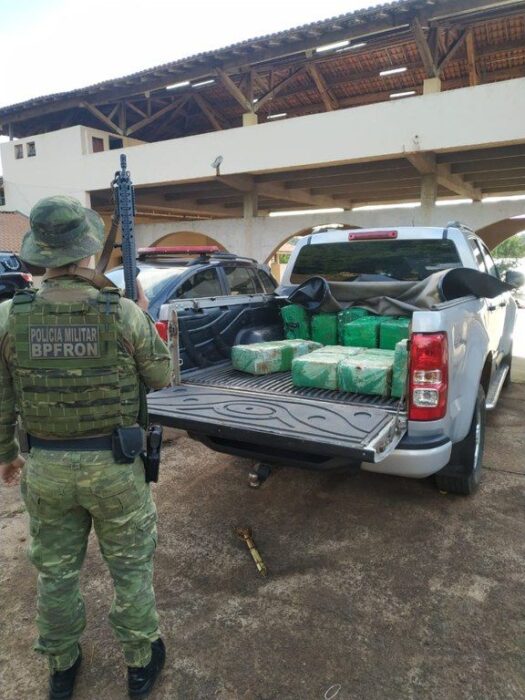 Mais de 900 kg de maconha são apreendidos em embarcação