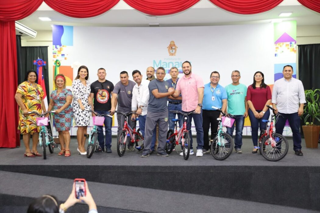 Prefeitura entrega bicicletas destinadas a alunos que participaram do Proerd em Manaus